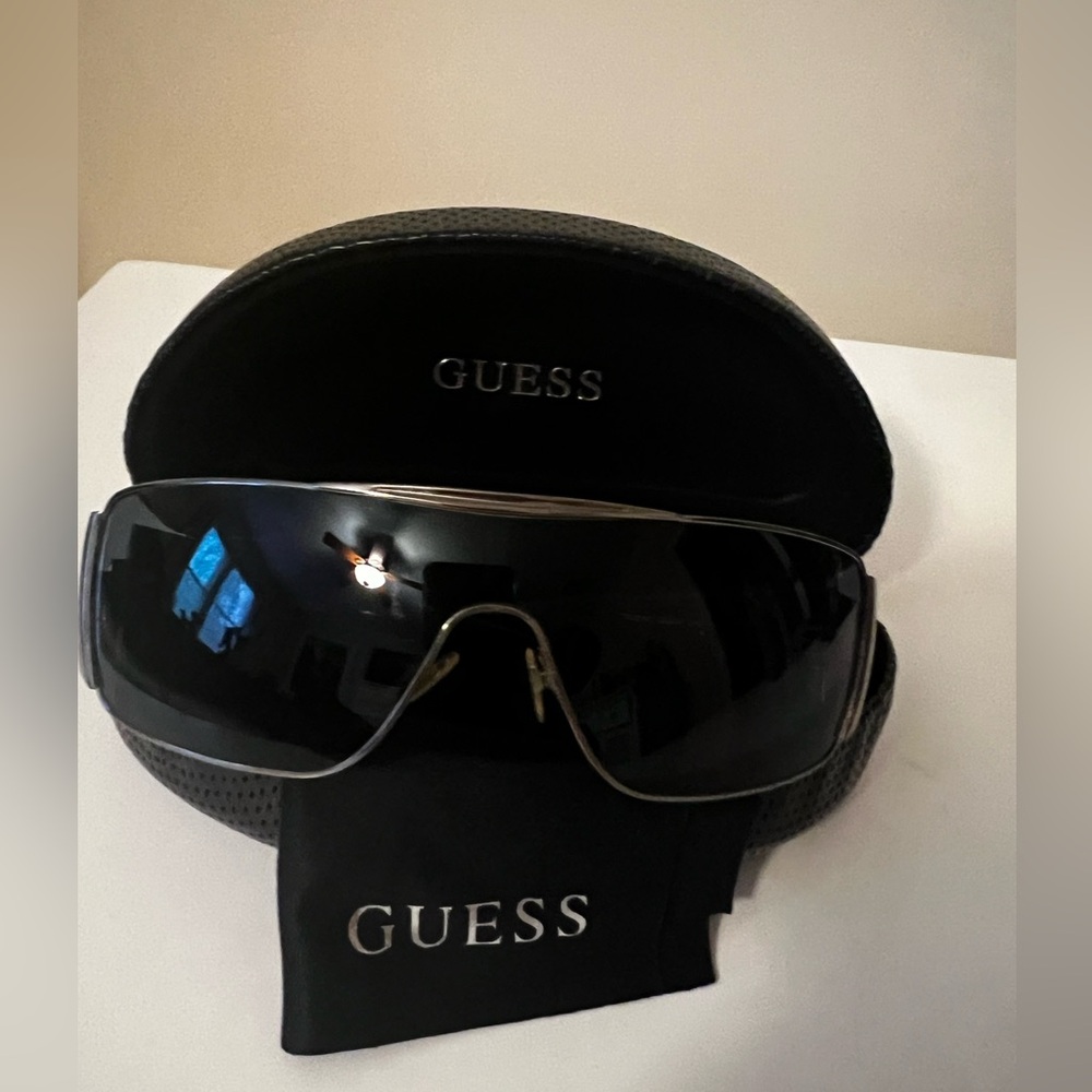 Guess men’s sunglasses with case
